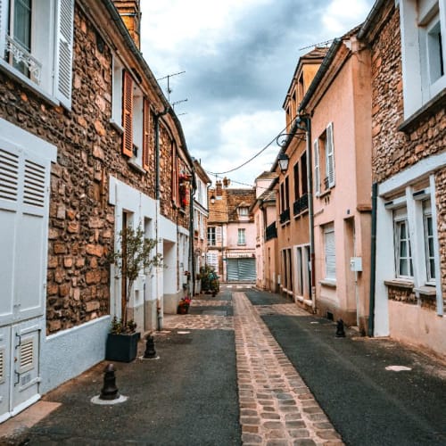 Flânerie dans une venelle en pierres de calcaire