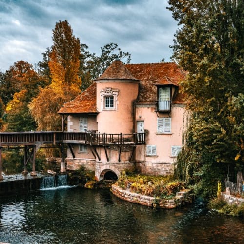 Passerelle de bois et cascade vive de l'ancien moulin