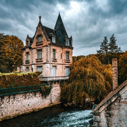 Castel néo-gothique et tourelle sur les flots du Loing