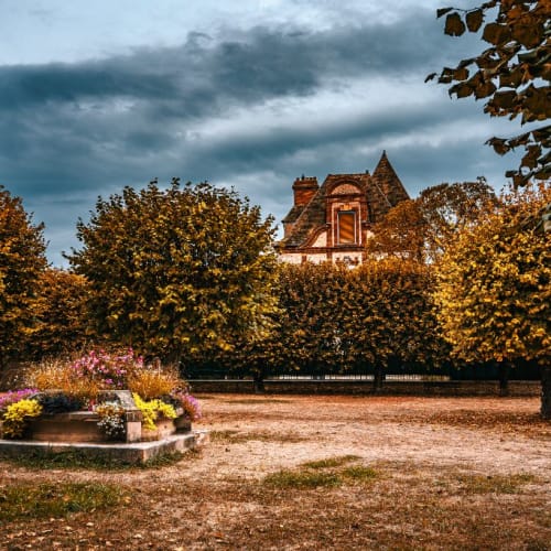 Parc public automnal et demeure bourgeoise