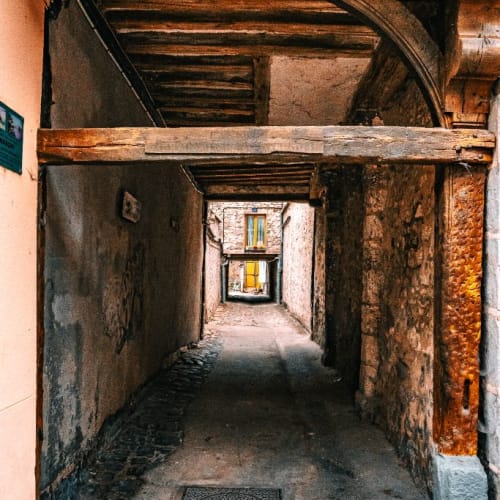 Passage couvert à pans de bois et venelle pavée