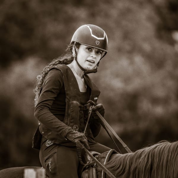 Portrait équestre élégant d’une cavalière et de son cheval
