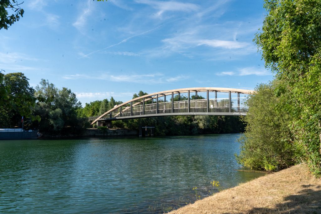 La passerelle au-dessus du fleuve