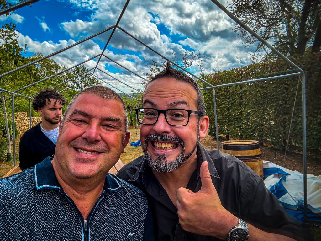 Selfie grand-angle de participants complices sous la tonnelle