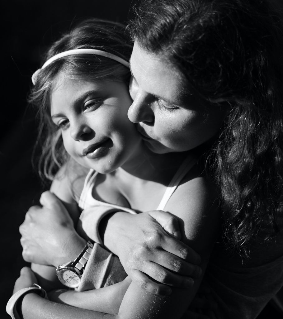 Portrait intime en noir et blanc d’une mère et sa fille