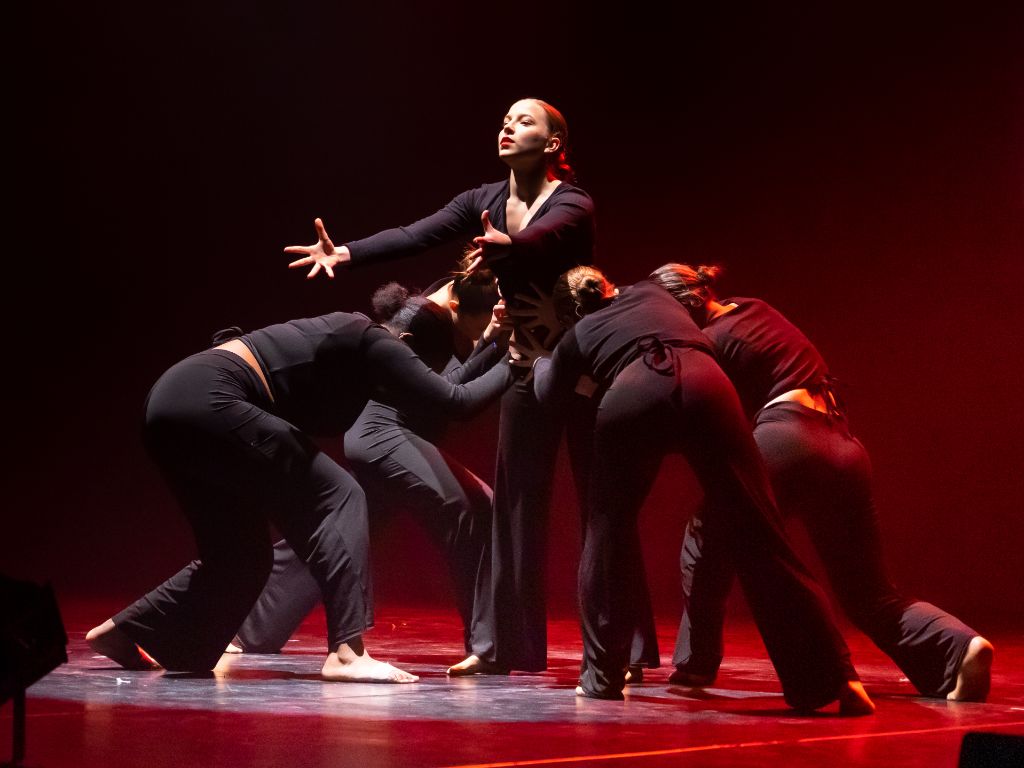 Danseuses contemporaines sous les projecteurs pourpres