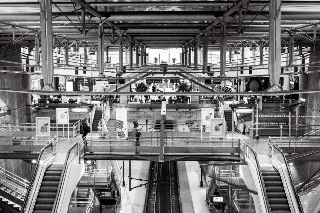 Lignes ferroviaires et architecture moderne