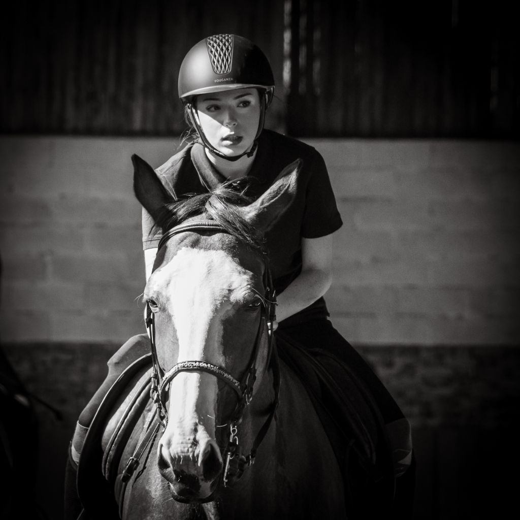 Concentration équestre en noir et blanc