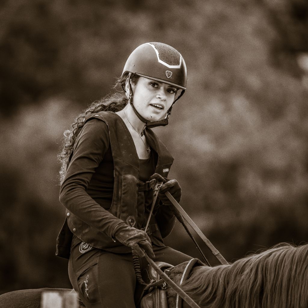 Portrait de cavalière au regard fier