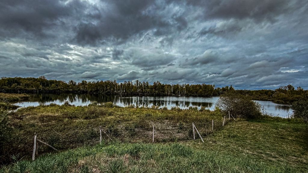 Le Marais d'Épisy sous un ciel d'orage
