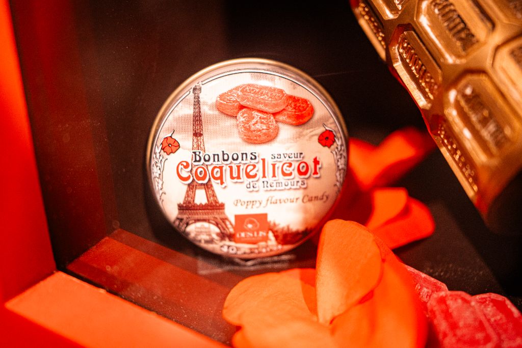 Bonbons saveur Coquelicot de Nemours en boîte métallique vintage Tour Eiffel