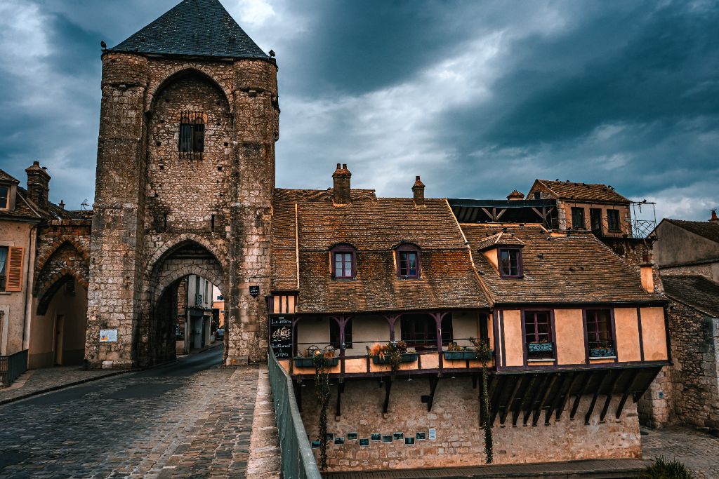 La Porte de Bourgogne, symbole imprenable des fortifications de Moret-sur-Loing