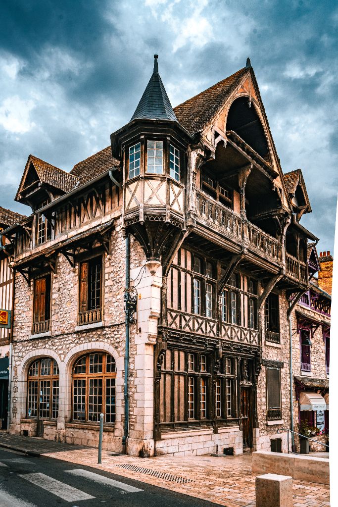 La Maison Raccolet avec ses colombages sculptés et sa tourelle en encorbellement