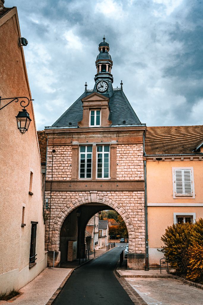 La Porte de Paris et son beffroi surmonté de son horloge historique