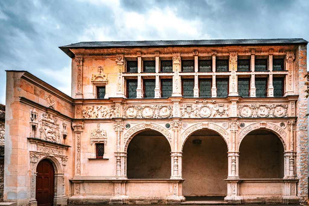 La façade Renaissance sculptée de la galerie Chabouillé (Maison Clément-Rambaud)