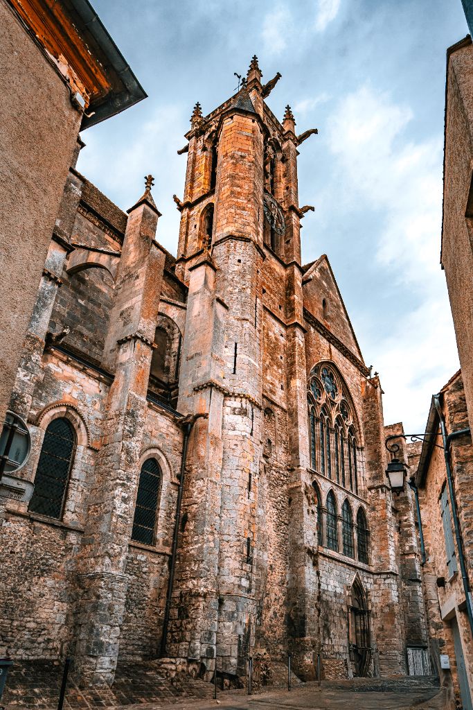 Puissante façade gothique de l'église Notre-Dame-de-la-Nativité de Moret-sur-Loing