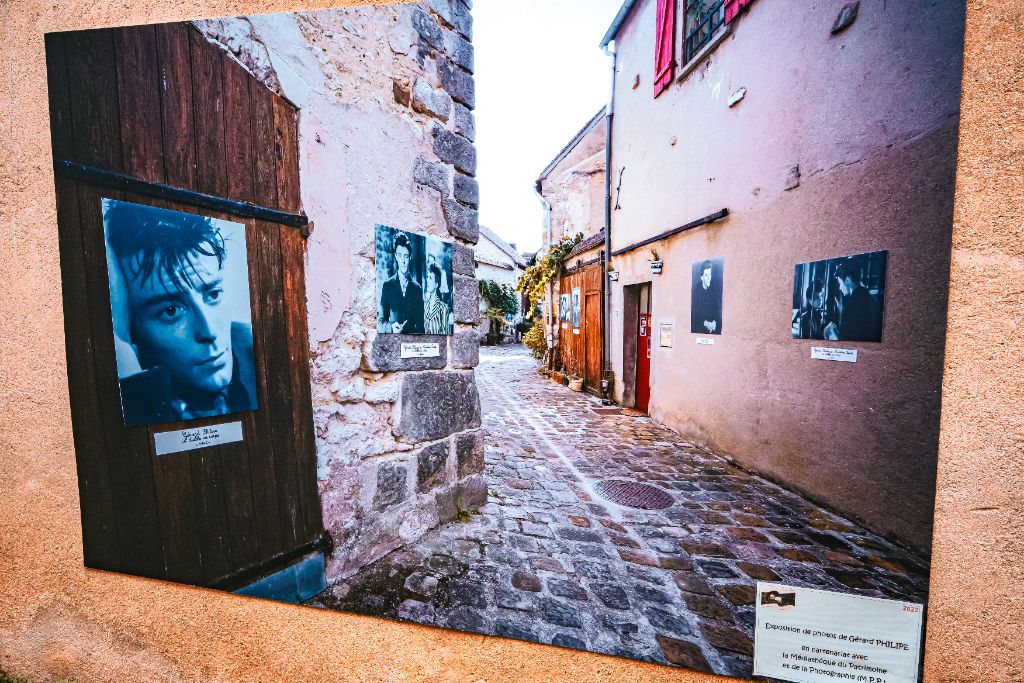 Hommage photographique à ciel ouvert à Gérard Philipe dans les venelles de Moret