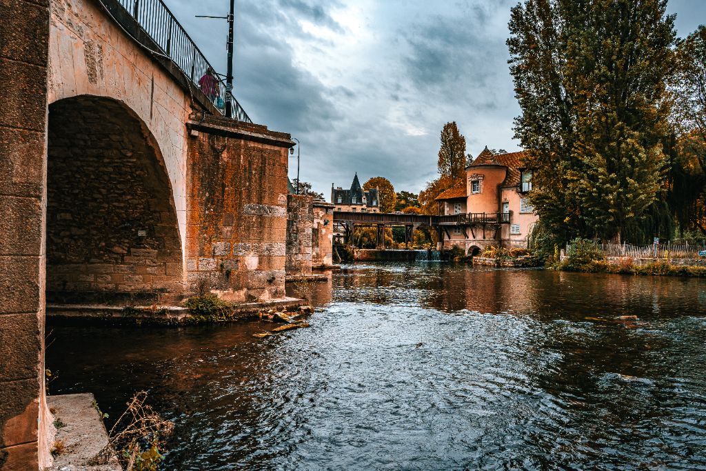 Les arches de pierre du vieux pont de Moret et les maisons au fil de l'eau