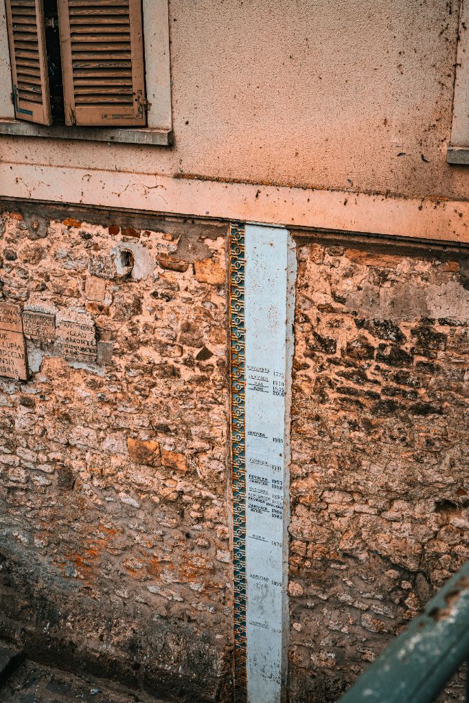 Échelle de crue gravée dans la pierre au ras des flots du Loing (de 1770 à 2016)