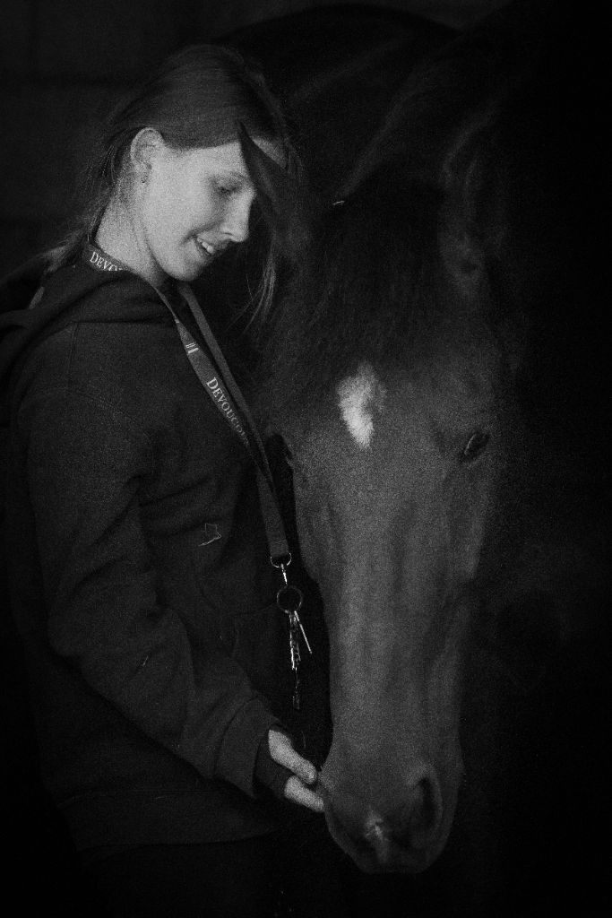 Portrait noir et blanc à l’écurie en clair-obscur
