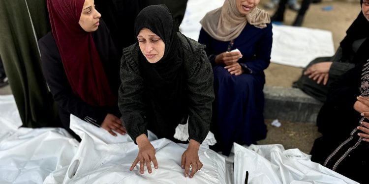 Serangan udara Israel yang baru menewaskan puluhan orang di Gaza, termasuk seluruh keluarga