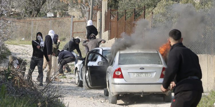 Pemukim Yahudi Membakar 3 Kendaraan di Ramallah
