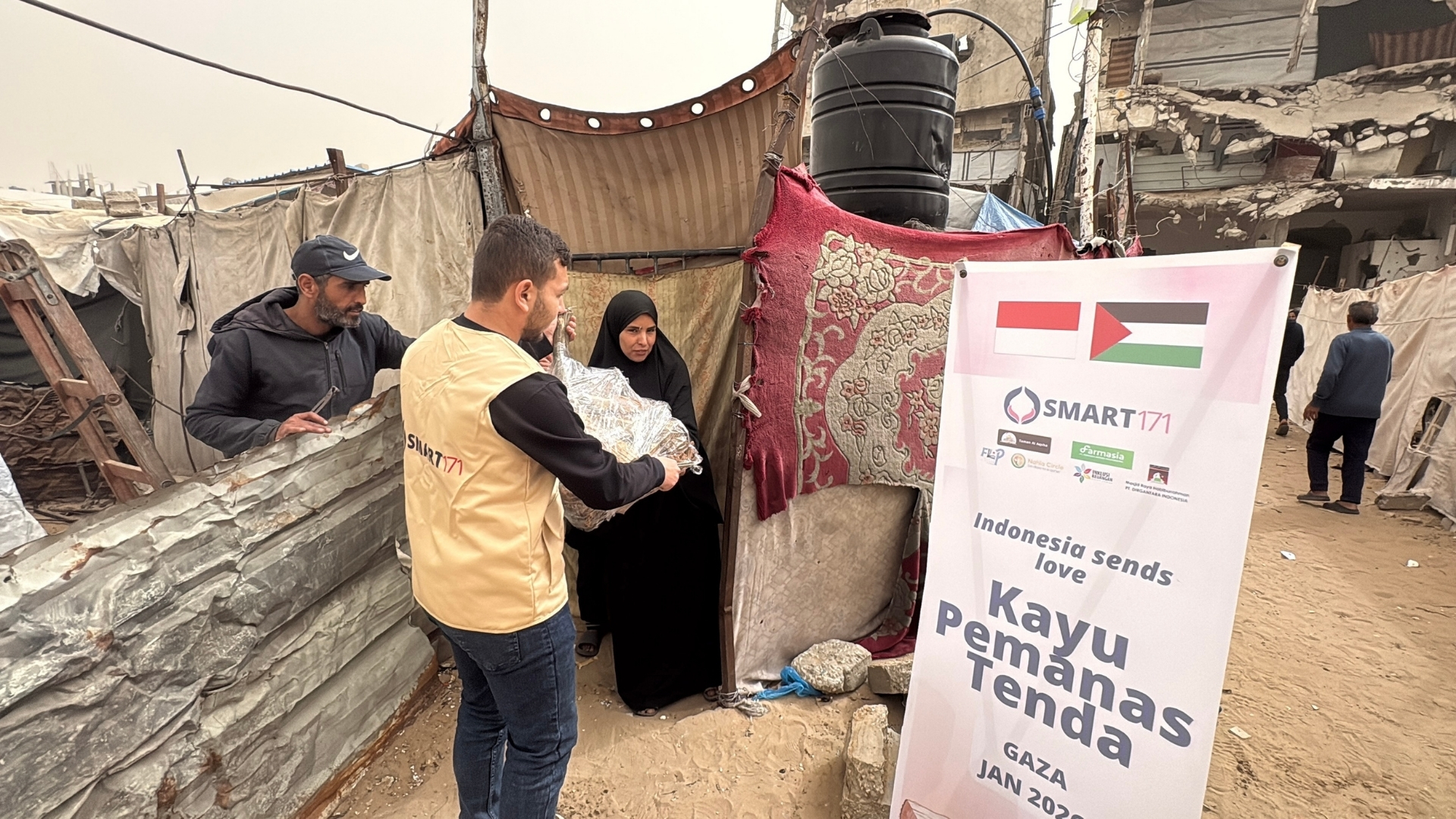 Smart 171 Salurkan Bantuan Pakaian Anak dan Kayu Bakar untuk Keluarga di Gaza
