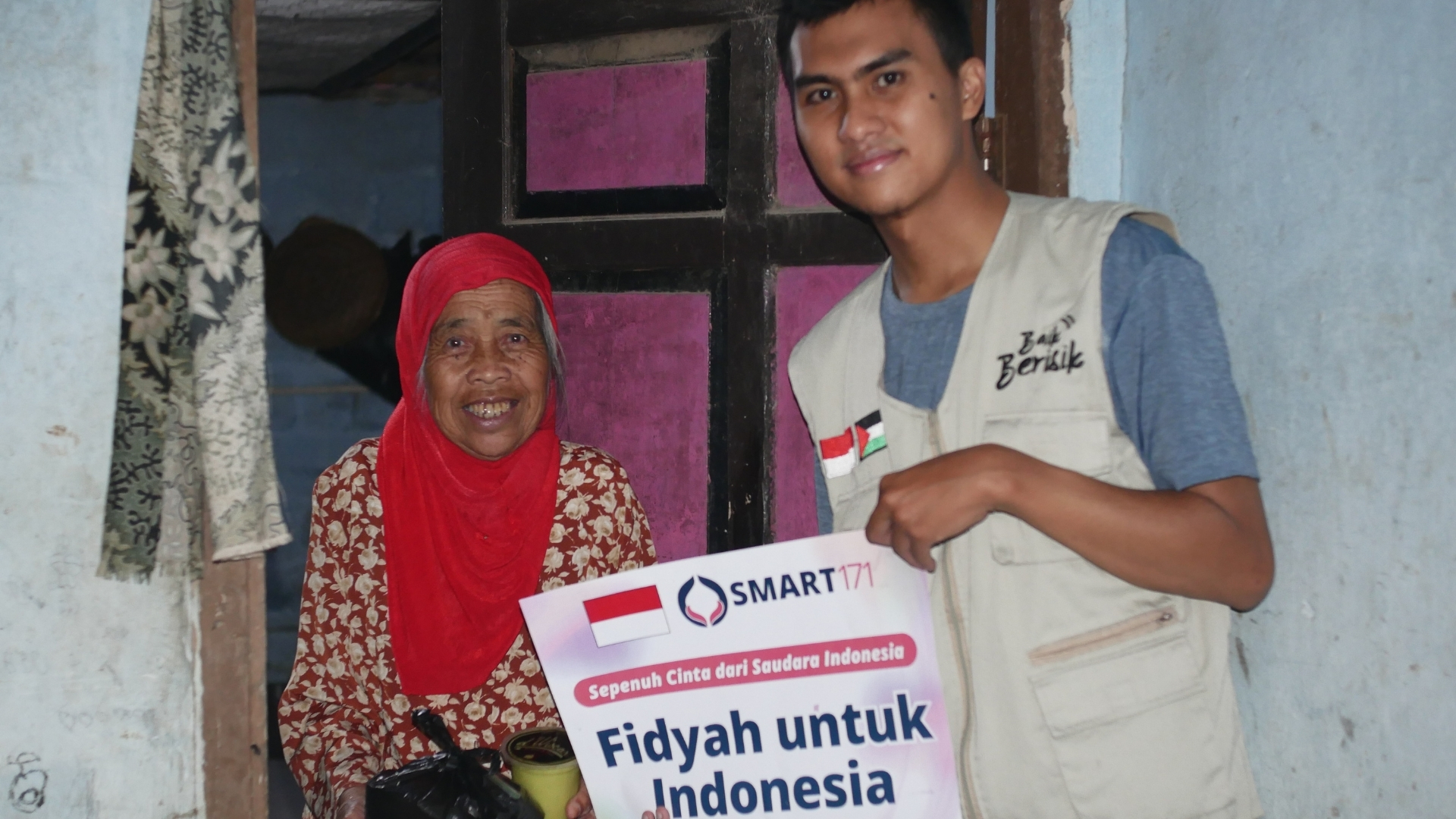 Smart 171 Salurkan Paket Makanan Fidyah untuk Lansia di Sumedang