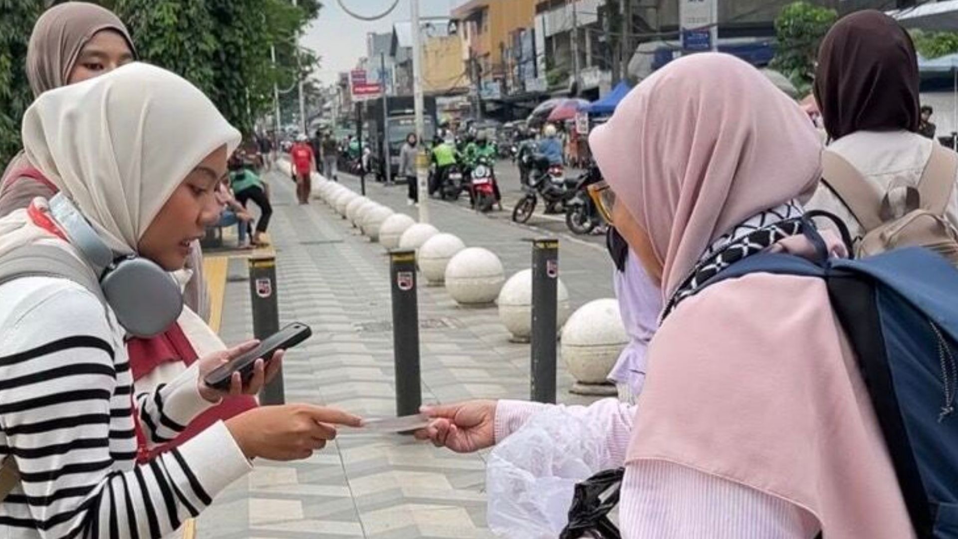 Baik Berisik Bogor dan Bogor Student for Justice in Palestine Bagikan Takjil dan Edukasi Boikot di Alun-Alun Kota Bogor