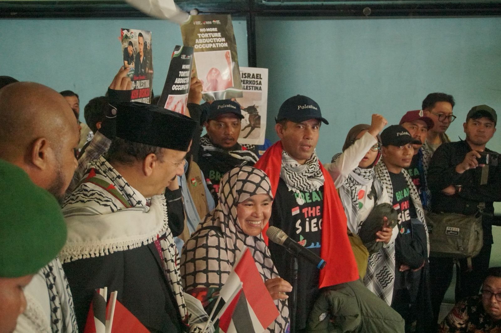 9 WNI yang Diculik Israel Tiba di Indonesia, Tim SMART 171 Sambut dengan Poster Kecam Penculikan Israel