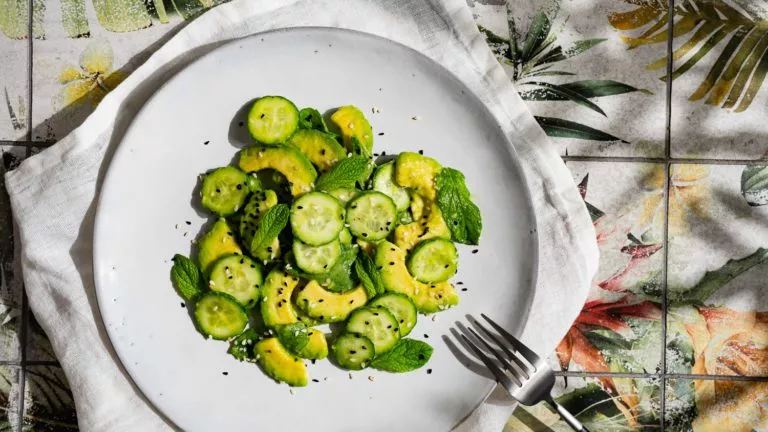Salade fraîche concombre avocat menthe