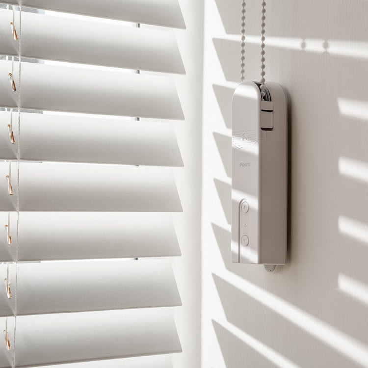 Motor perdele inteligent Aqara E1 instalat pe perdea orizontală cu jaluzele
