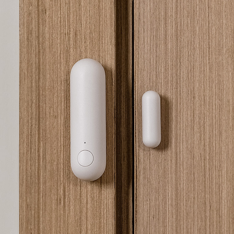 Senzor ușă și fereastră Aqara P2 instalat pe ușă din lemn - compatibil HomeKit