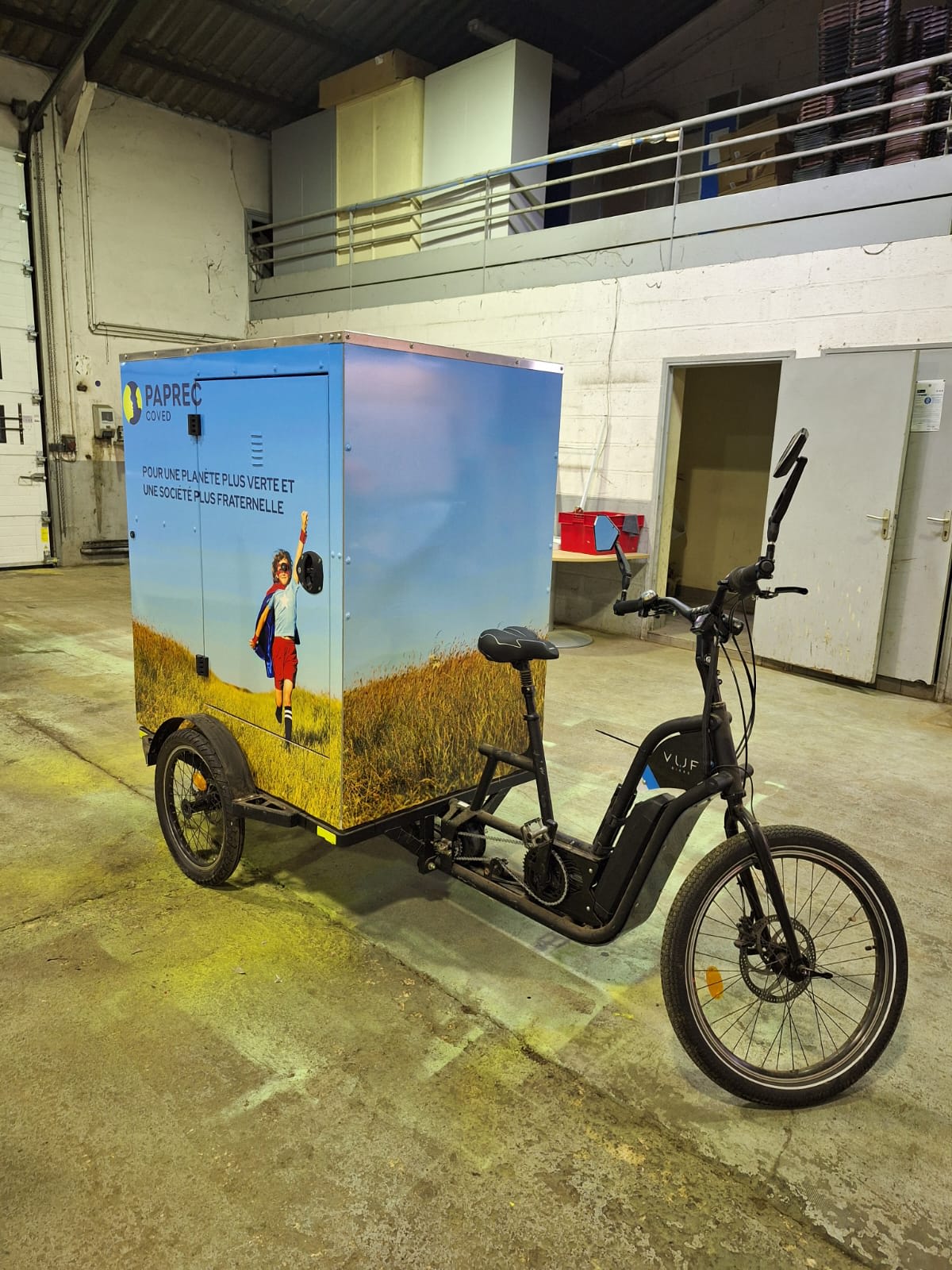 Un tricycle porteur flambant neuf avec un covering spectaculaire !