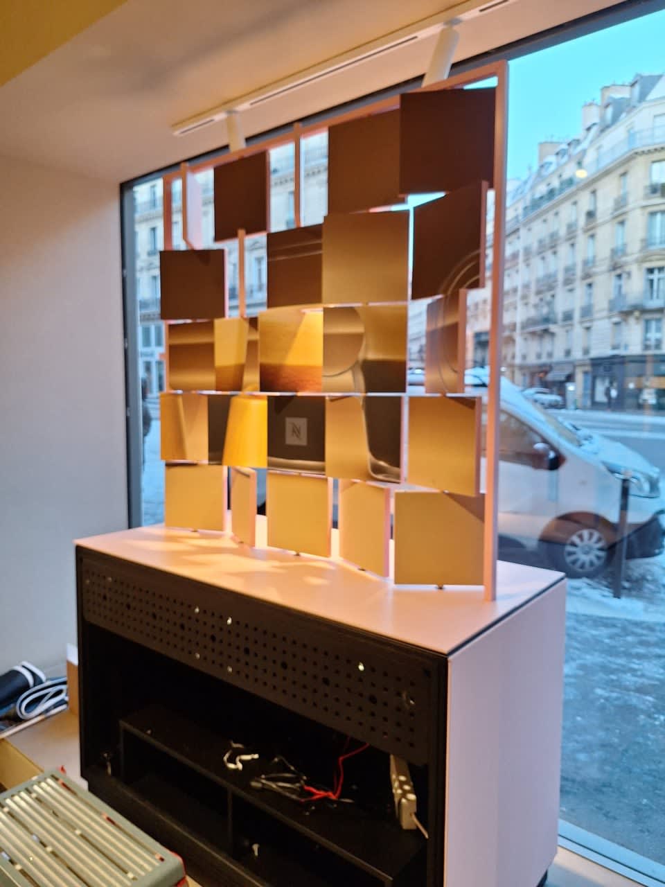 Vitrine de Noël à Paris : Élégance et Modernité