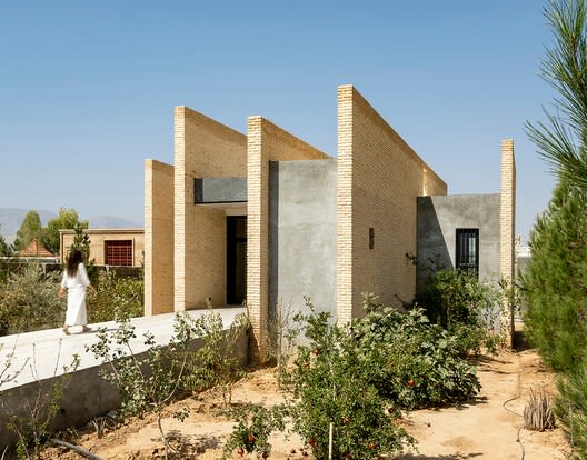 Réflexion sur l'architecture moderne : La Villa B-Neshat et son impact sur la signalétique urbaine