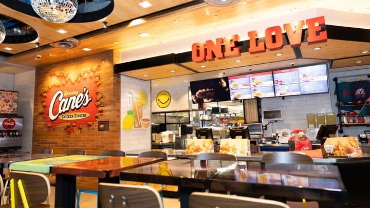 Raising Cane's s'implante dans les aéroports : Un nouveau défi pour le secteur de la restauration rapide