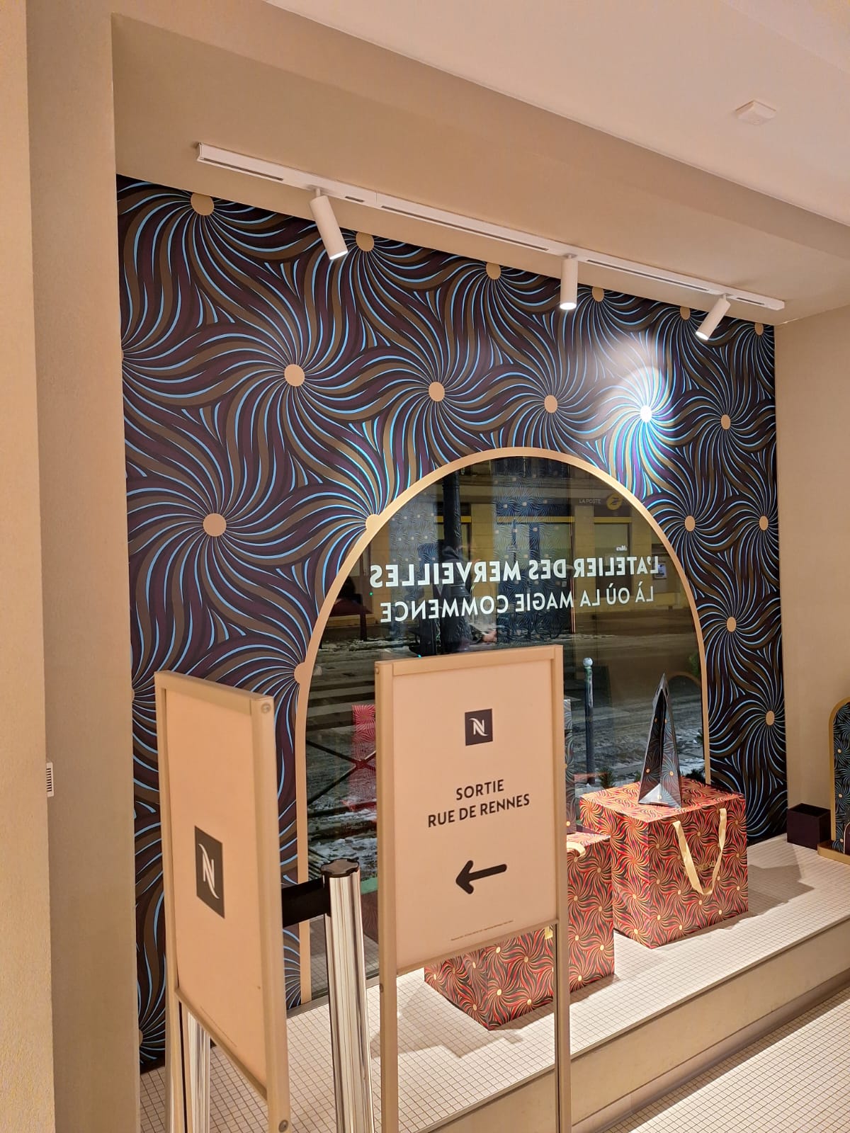 Valorisez votre vitrine à Paris avec notre signalétique dynamique