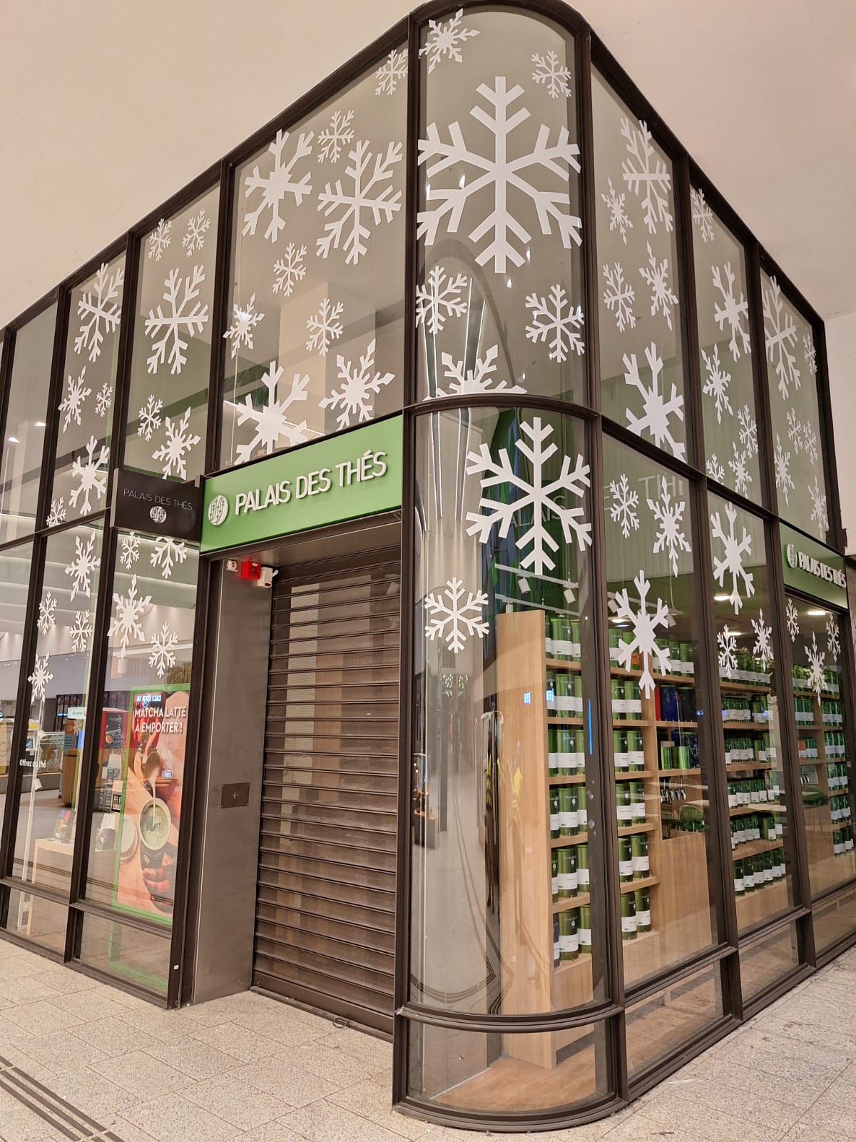 Une vitrophanie festive pour le Palais des Thés