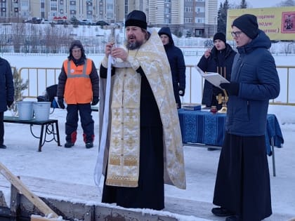 ВОСВОД Мордовии. Крещенское купание начинается с освящения воды в купели.