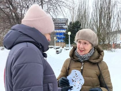 В любимом сквере жителей ФПК активисты дарили прохожим зимние сувениры