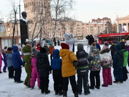 В сквере имени И.П. Бардина состоялась спортивно-развлекательная программа «Зимние забавы»