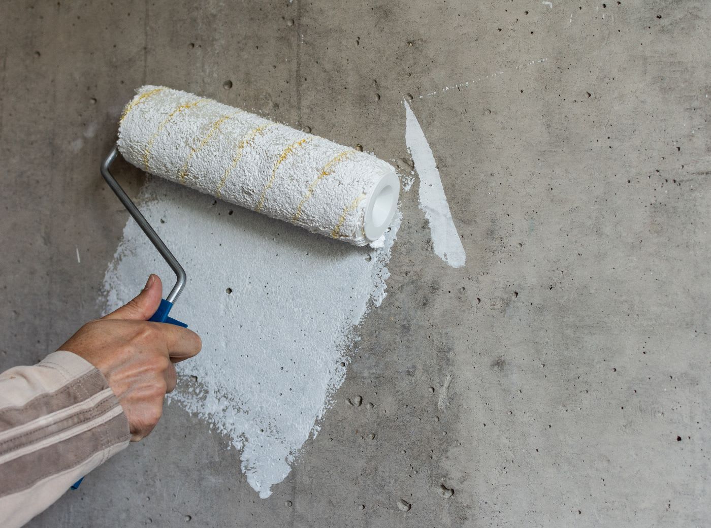 Betondecke streichen: Arbeitsschritte & wichtige Hinweise