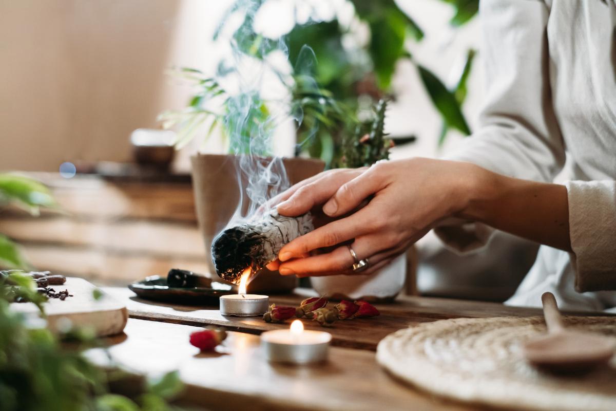 Wohnung ausräuchern: Mit diesem Ritual wirst du negative Energie los