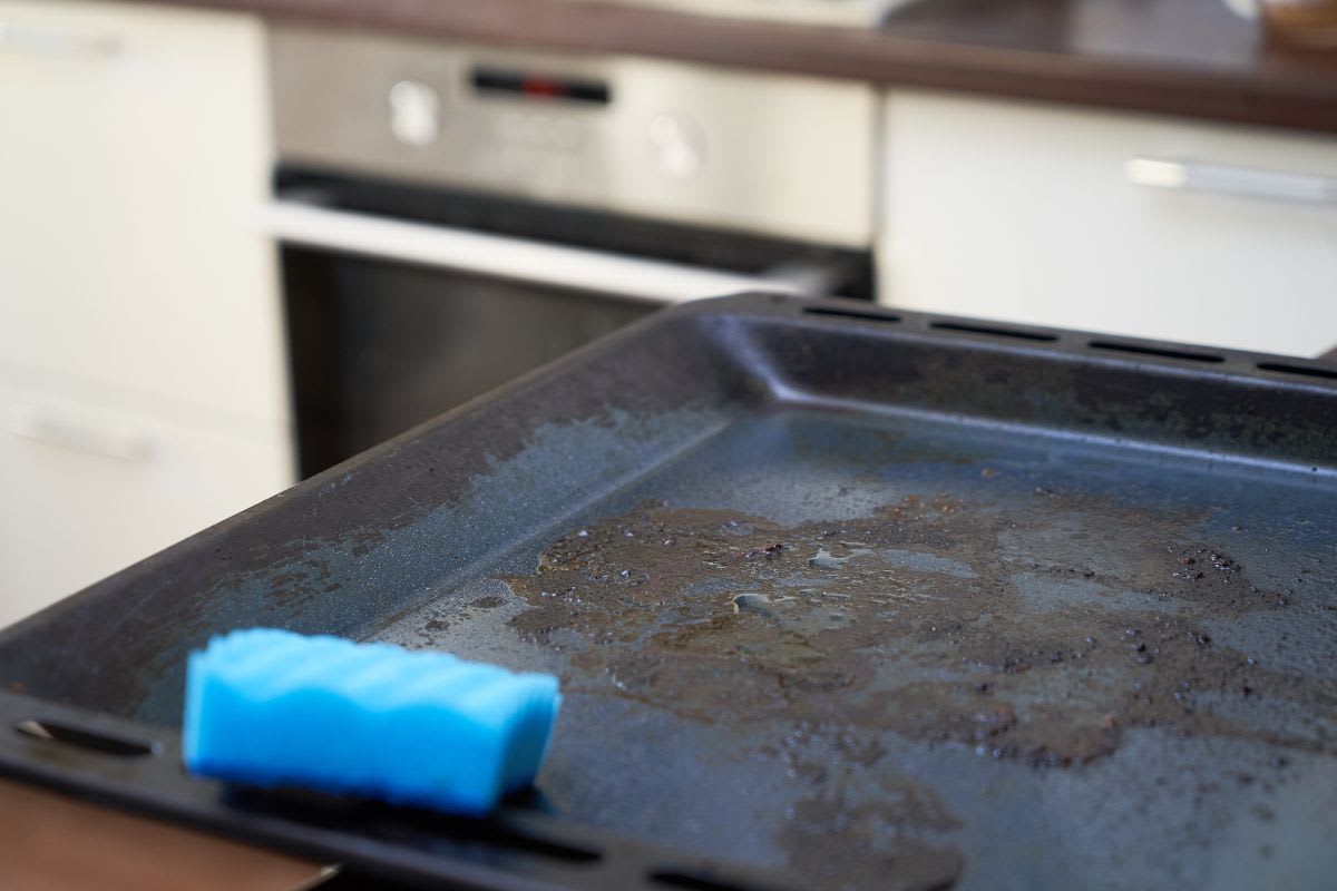 Backblech reinigen mit Hausmitteln: Von hartnäckigen Verkrustungen bis zu eingebranntem Fett