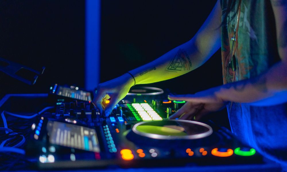 Live DJ at Búho Bar