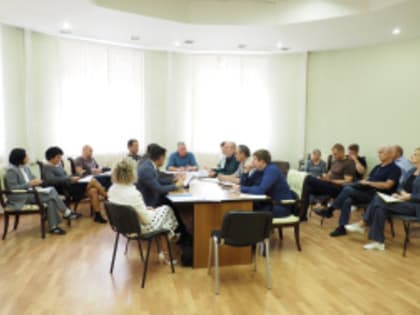 Заседание депутатской комиссии: обсуждение экономической политики города