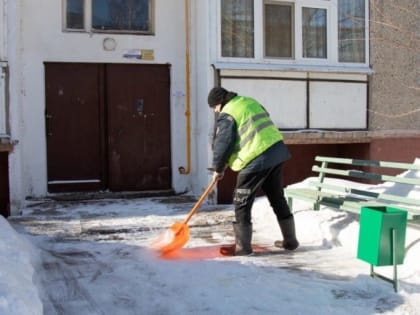 В Кашире продолжается уборка дворовых территорий