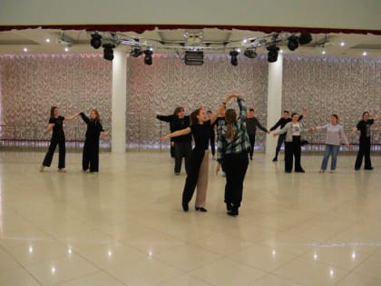 Воскресенские школьники учатся танцевать вальс