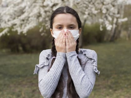 Подмосковный врач рассказала, как избежать аллергии в сезон тополиного пуха